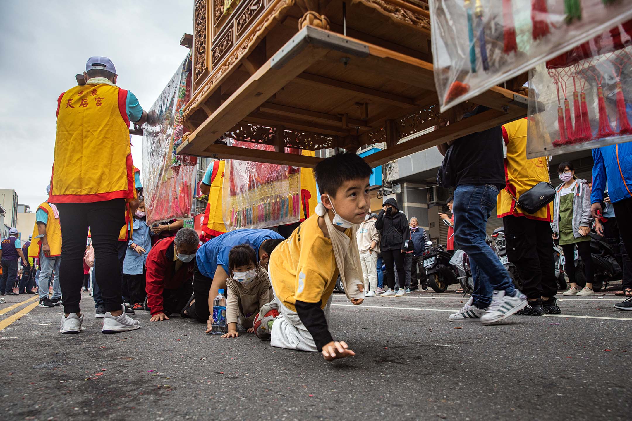 2023年2月5日，台東，遶境期間，民眾鑽轎腳祈福。