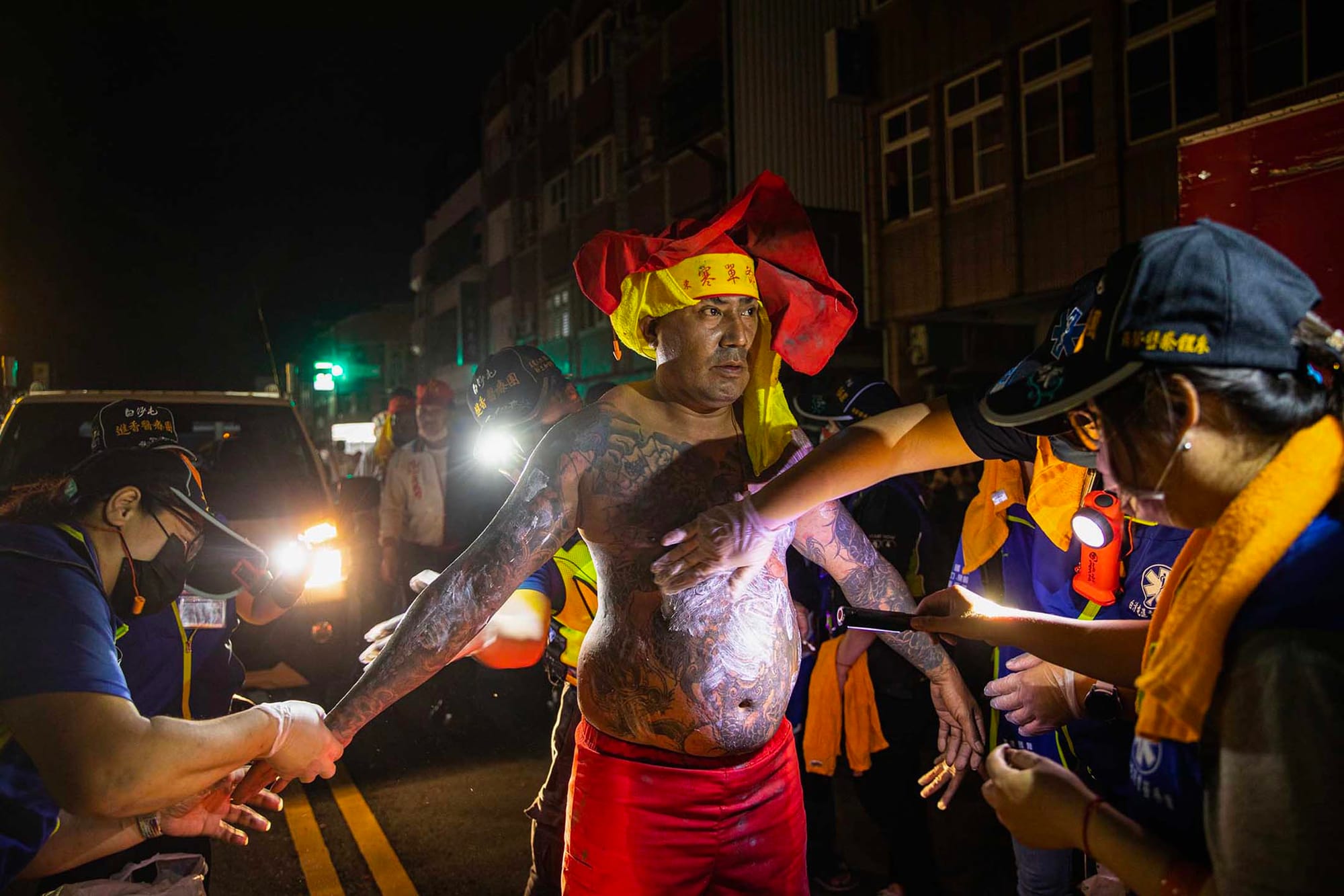 2023年2月5日，台東炸寒單，急救人員為一名肉身寒單療傷。