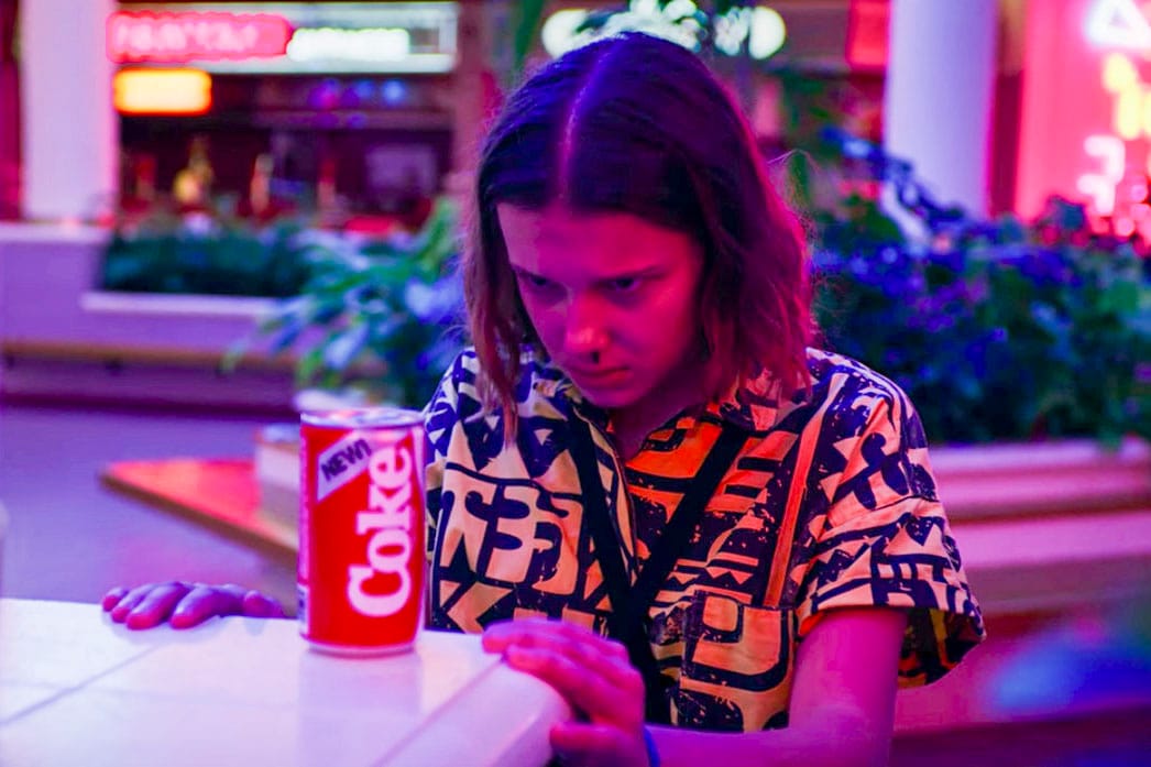 《怪奇物語》（Stranger Things）第3季故事情節由1985年開始。當中的道具包括「新可樂」（New Coke），這是80年代可口可樂公司推出的飲料。