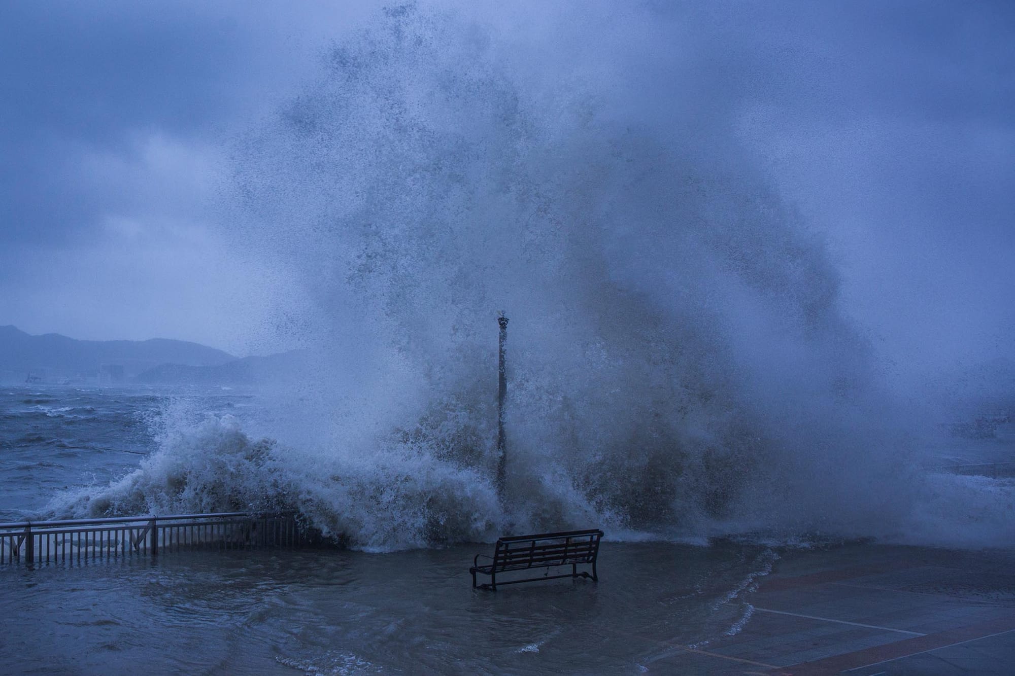 2017年8月23日，香港杏花邨，颱風天鴿襲港。