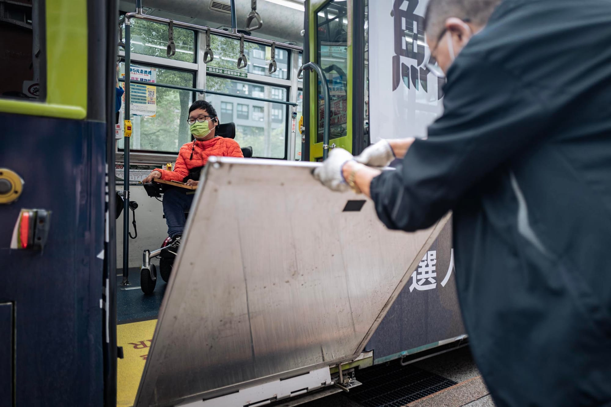 2022年10月13日，障礙者劉于濟下車時，司機為他打開斜板。