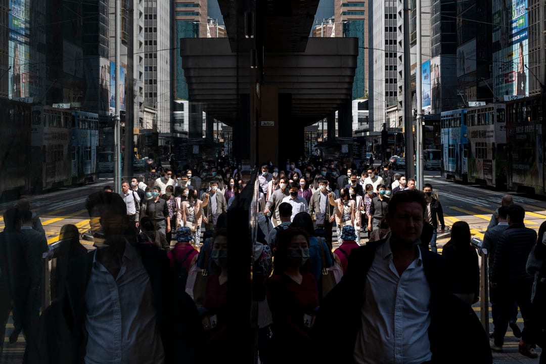 2023年2月28日，港府早上公布，于三月一日起将撤销所有强制佩戴口罩的要求，让社会全面复常，维持近千日的口罩令全面撤销。28日的中环中午，市民戴上口罩外出午膳。