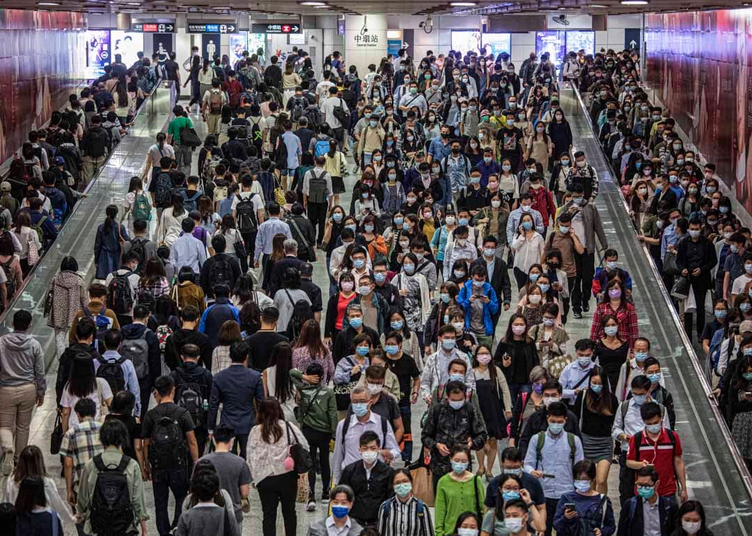 2020年11月5日，香港站下班时间的回家人潮，所以市民都是戴上口罩。