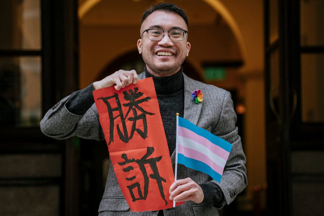 2023年2月6日，两名跨性别男性R和谢浩霖入禀挑战入境处“完成全套变性手术”才能变更身份证上性别的规定，经历两次败诉，终迎来胜诉。