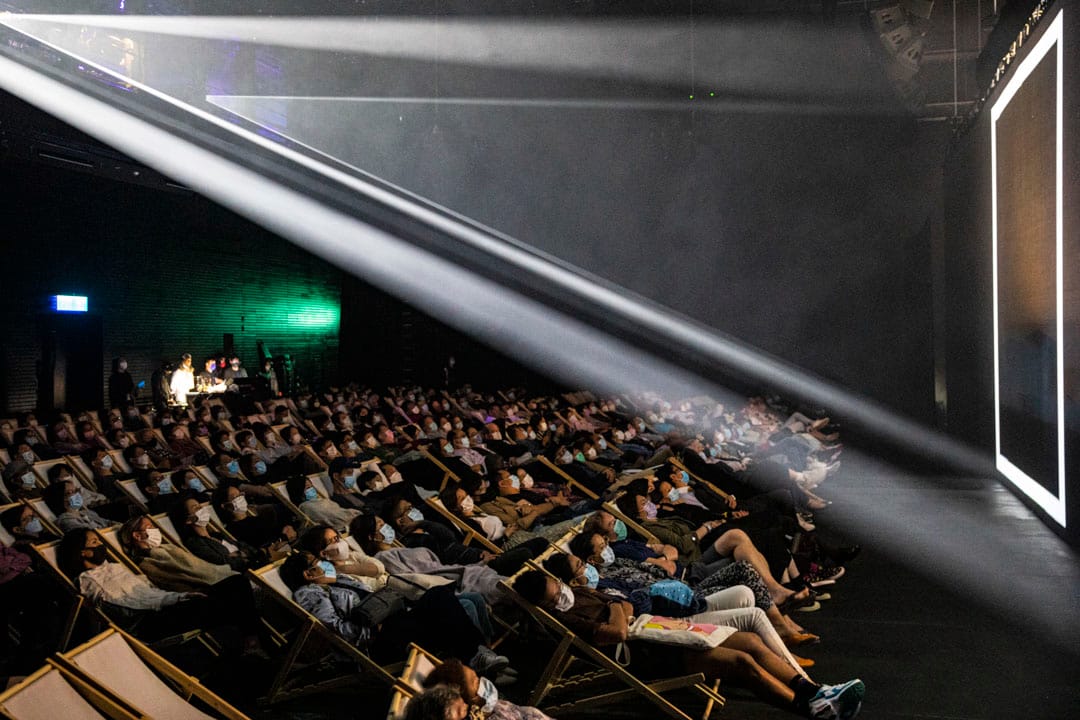 2020年11月7 日，疫情期间，戴上口罩的市民在西九龙文化区欣赏自由爵士音乐节的表演。