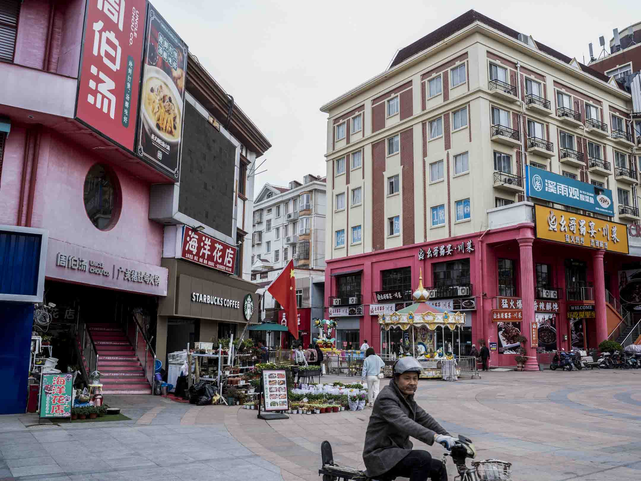 2023年3月15日,上海浦東新區惠南鎮周伯湯廣式豬肚雞(南匯店)外。