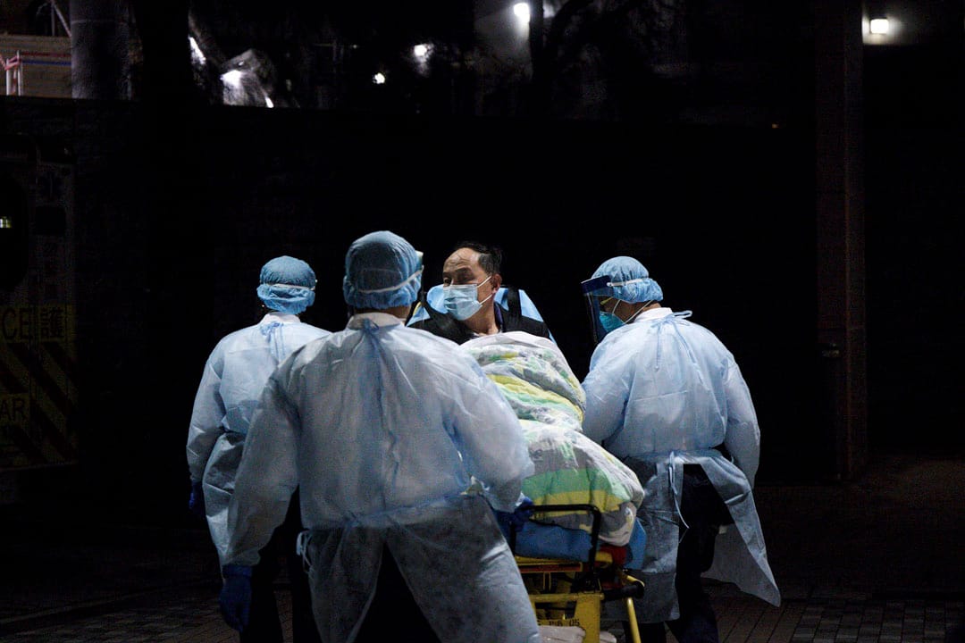 2020年1月22日，第二名确诊的香港人由医护人员接送到达威尔斯亲王医院，这病人曾于1月10日到武汉，19日由武汉乘飞机前往深圳经罗湖口岸回港。