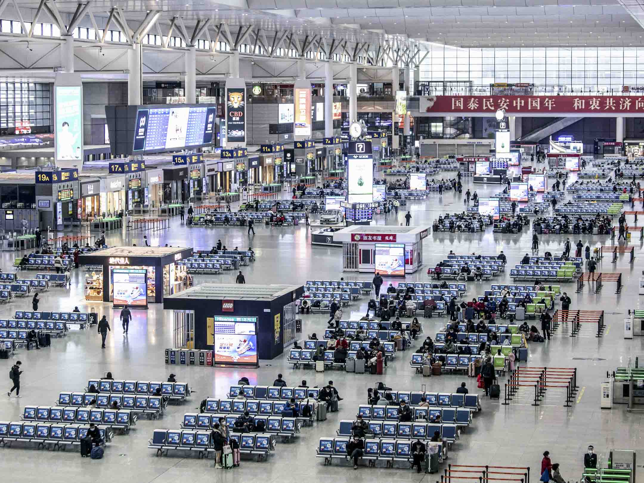 2022年3月21日,上海虹橋高鐵站出境大堂的旅客。