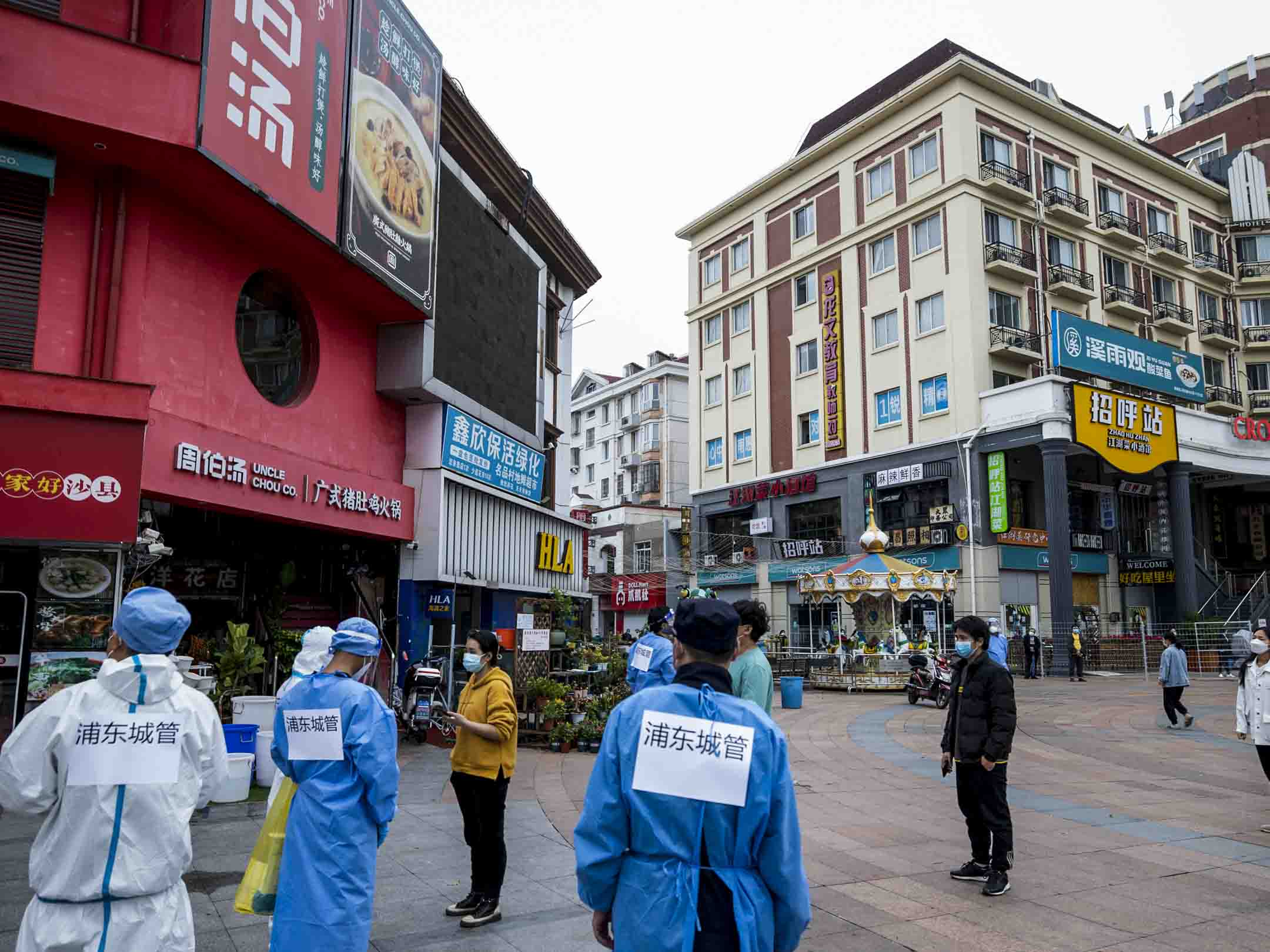 2022年4月26日,上海浦東新區惠南鎮周伯湯廣式豬肚雞(南匯店)外。
