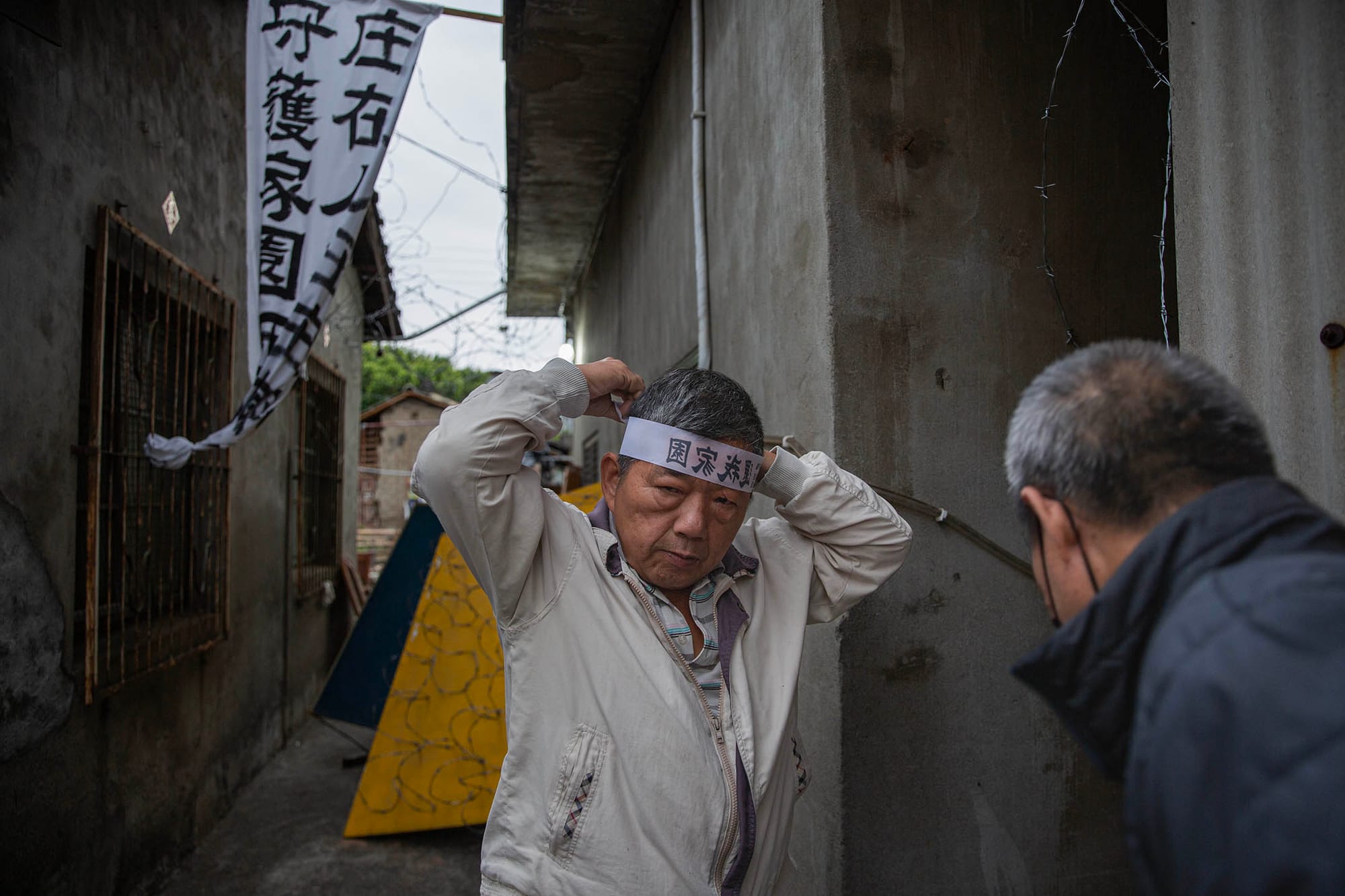 2023年4月10日，台中番仔路庄，居民聚集在面臨清拆的房子前抗議。