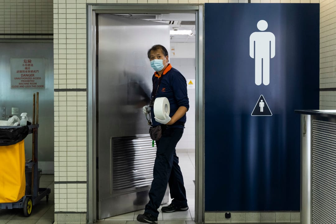 2021年12月9日，港鐵清潔工程展緯在車公廟站清潔洗手間。攝：林振東/端傳媒  