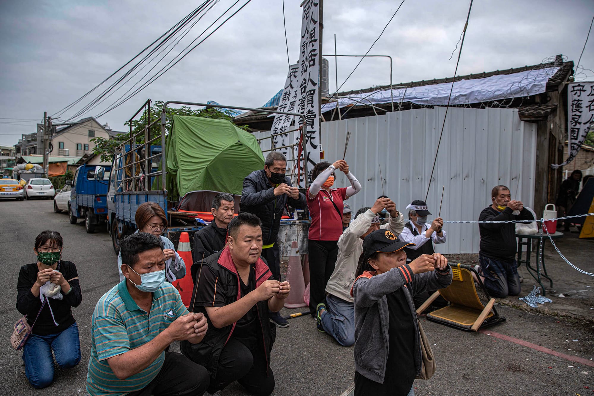 2023年4月10日，台中番仔路庄，居民在示威前向神明参香。