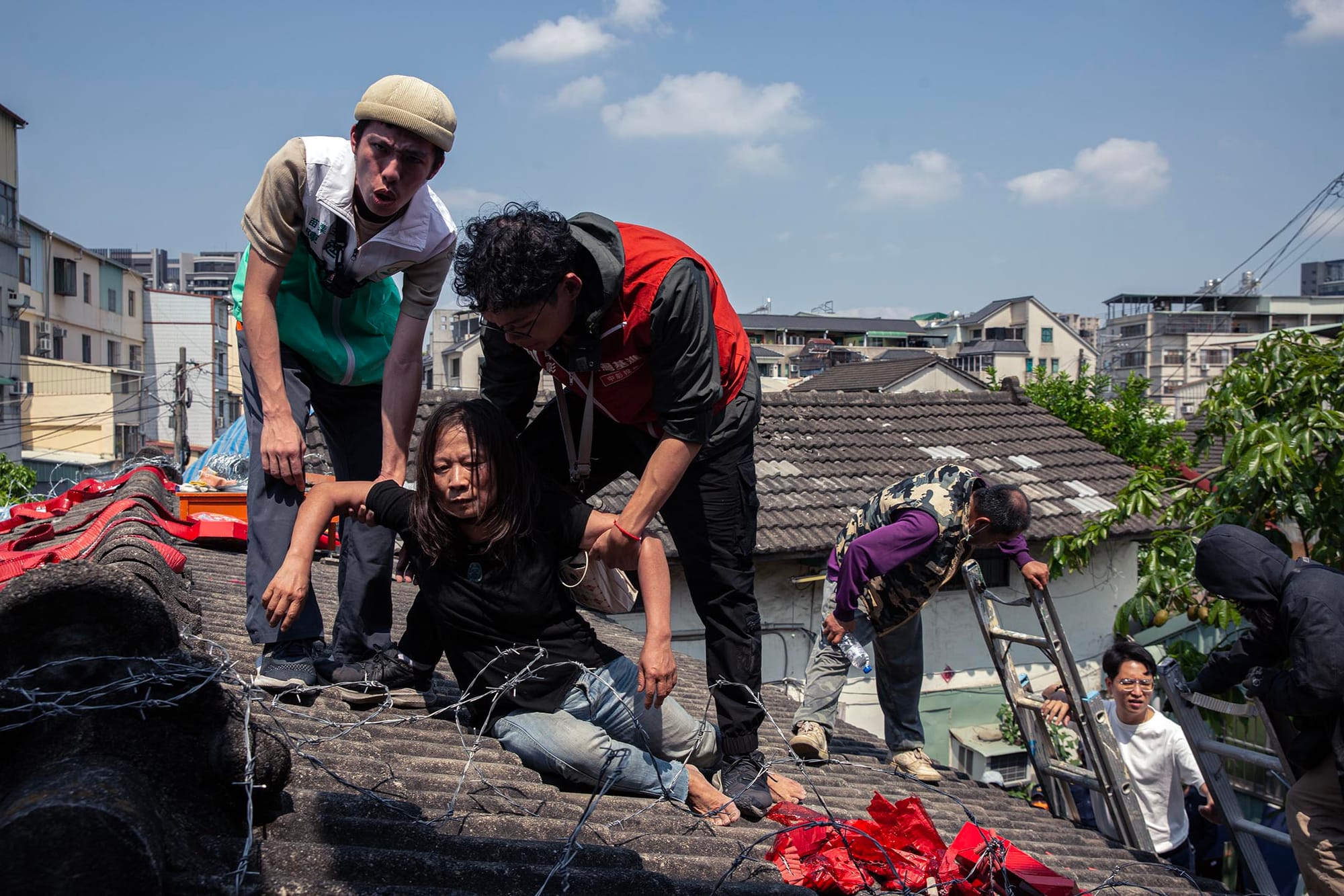 2023年4月10日，台中番仔路庄，林秀芬在家的屋頂上留守。