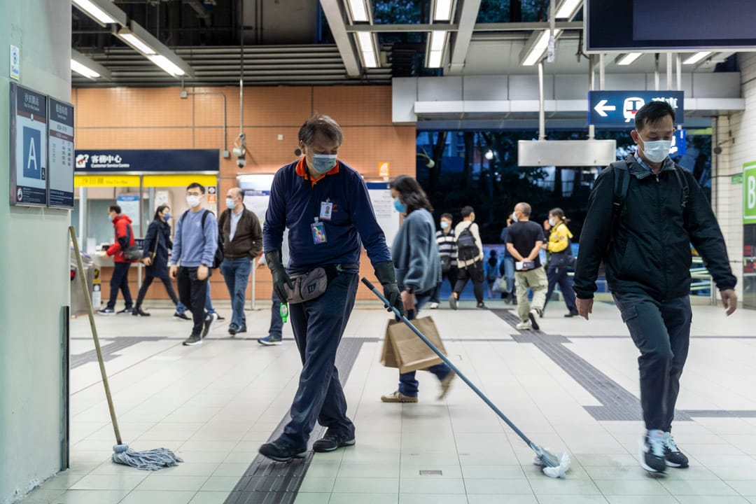2021年12月22日﹐港鐵清潔工程展緯在大圍站掃地。攝：林振東/端傳媒