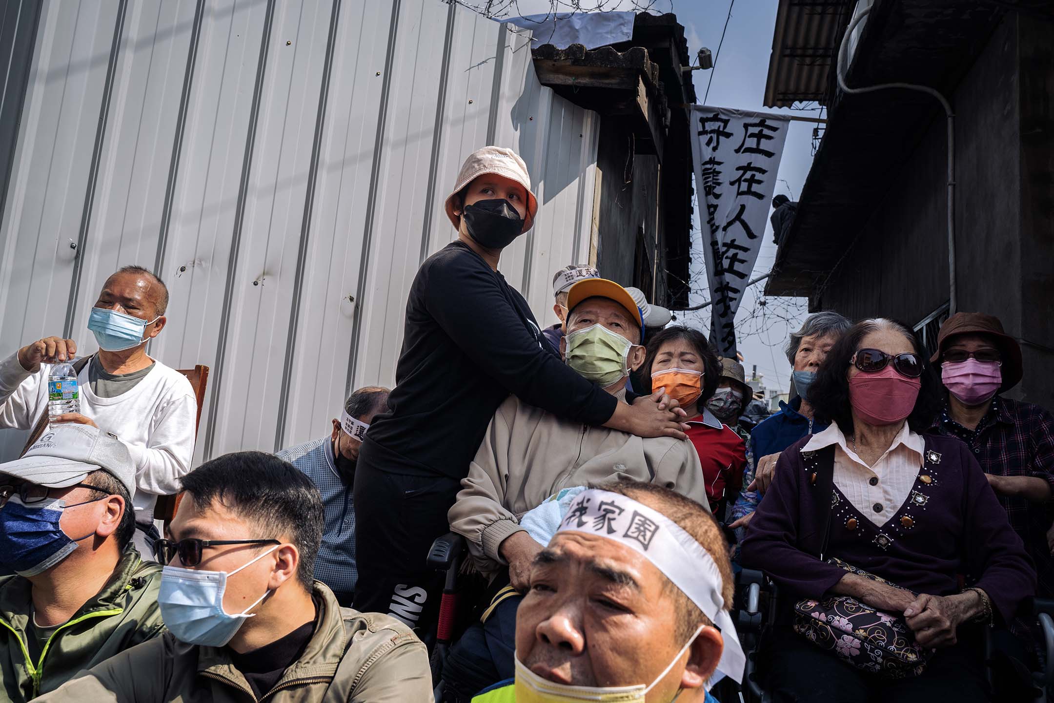 2023年4月10日，台中番仔路庄，居民聚集在面臨清拆的房子前與警方對峙。