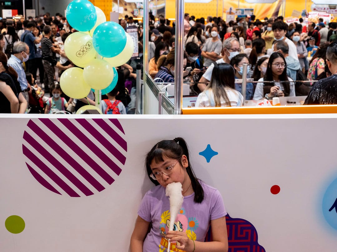 2023年4月30日，“开心香港”美食市集在会展举行，小朋友在场内进食棉花糖。摄：林振东/端传媒 
