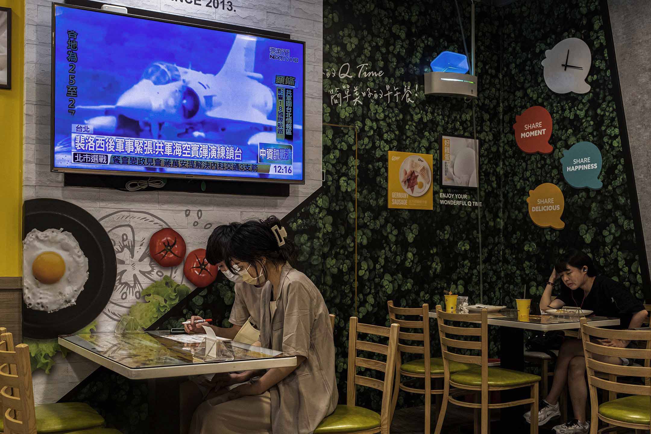 2022年8月4日，新北市，一間早餐店播放中國軍隊台海海空實彈演練的新聞。攝：陳焯煇/端傳媒