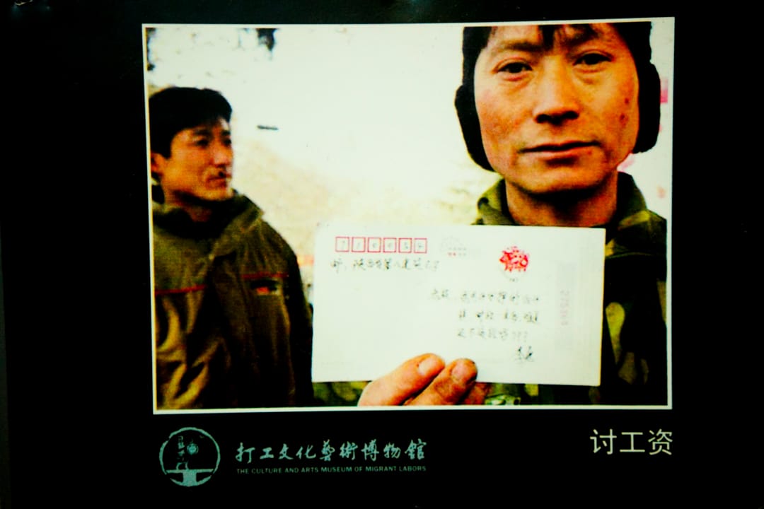 打工文化藝術博物館展示了流動工人從農村到城市的工作和生活狀況。1978年中國大陸改革開放，城市經濟的發展需要更多的勞動力。近3億農民進城務工。他們無法在城市落戶，吃住簡陋，被城市管理機構驅趕，被老闆欠薪，子女難以就地入學，或成為留守兒童，或就讀條件較差的民辦打工子弟學校。