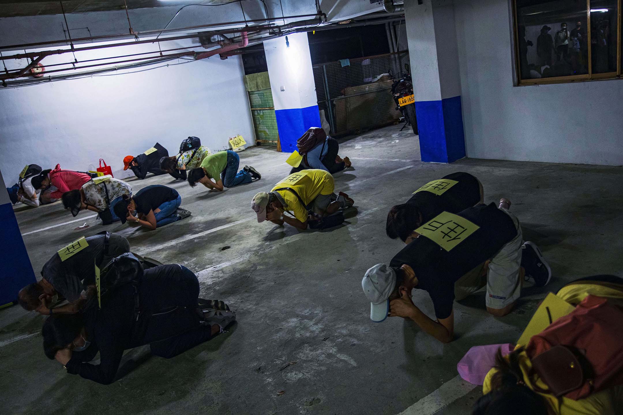 2022年7月25日，台北，萬安演習期間，市民走進防空洞避難。