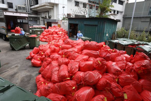2022年3月6日，香港明爱医院，清洁工人正在运送医疗废物。