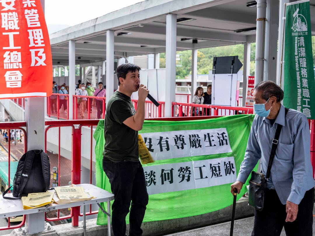 2023年5月1日，杜振豪以清洁服务业职工会及物业管理及保安职工总会名义，一行3人在荃湾摆设街站。摄：林振东/端传媒