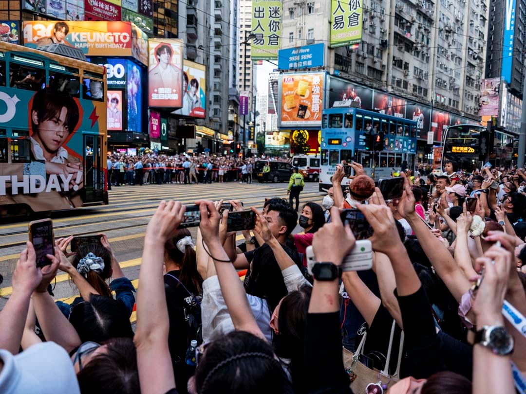 2023年4月30日，香港乐团Mirror的姜涛24岁生日，过万名粉丝聚集在铜锣湾的路旁，等待“姜涛号”电车。摄：林振东/端传媒