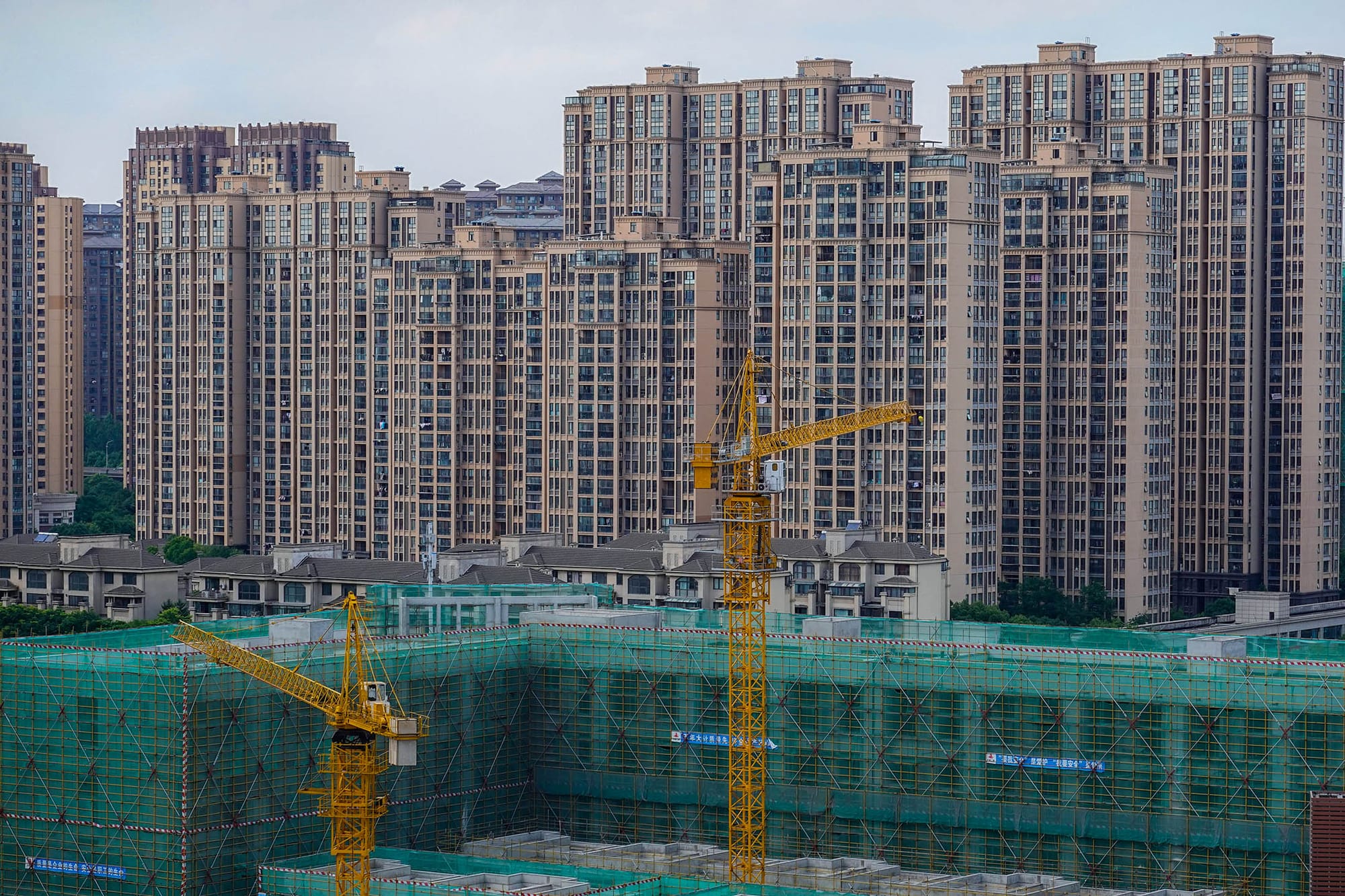 2022年6月14日,江苏常州,高耸的住宅楼宇。摄:Sheldon Cooper/LightRocket via Getty Images