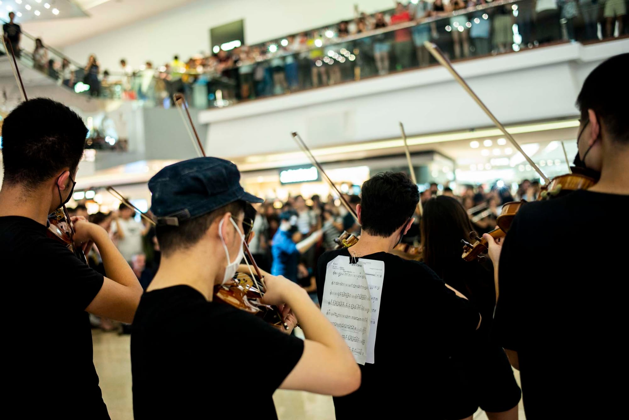 2019年9月18日，九龙塘又一城商场，市民自发组织合唱被称为“香港之歌”的反修例运动歌曲《愿荣光归香港》。摄：林振东/端传媒