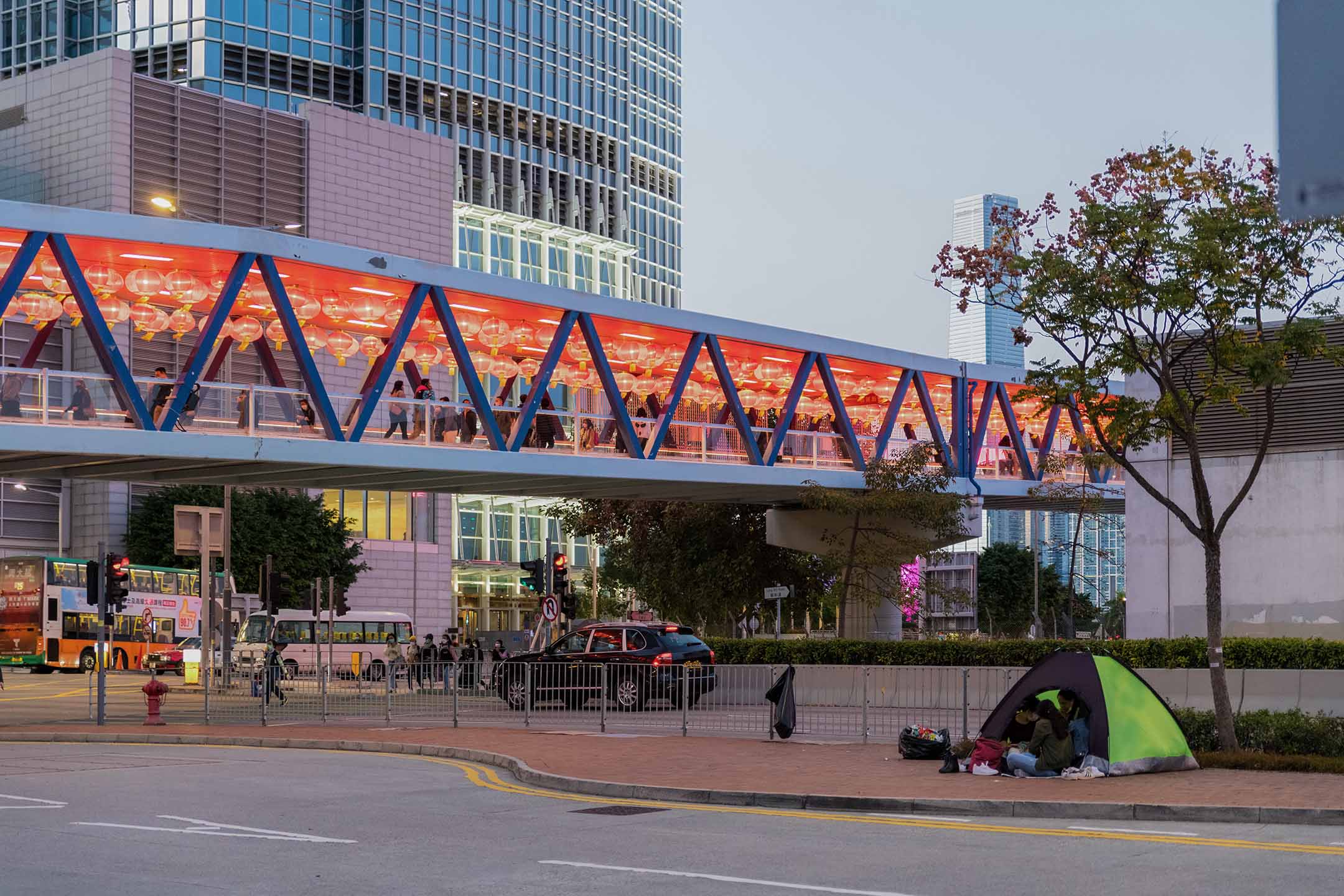 2022年1月30日,中环,菲律宾移工聚在帐篷里。摄:Marc Fernandes/NurPhoto via Getty Images
