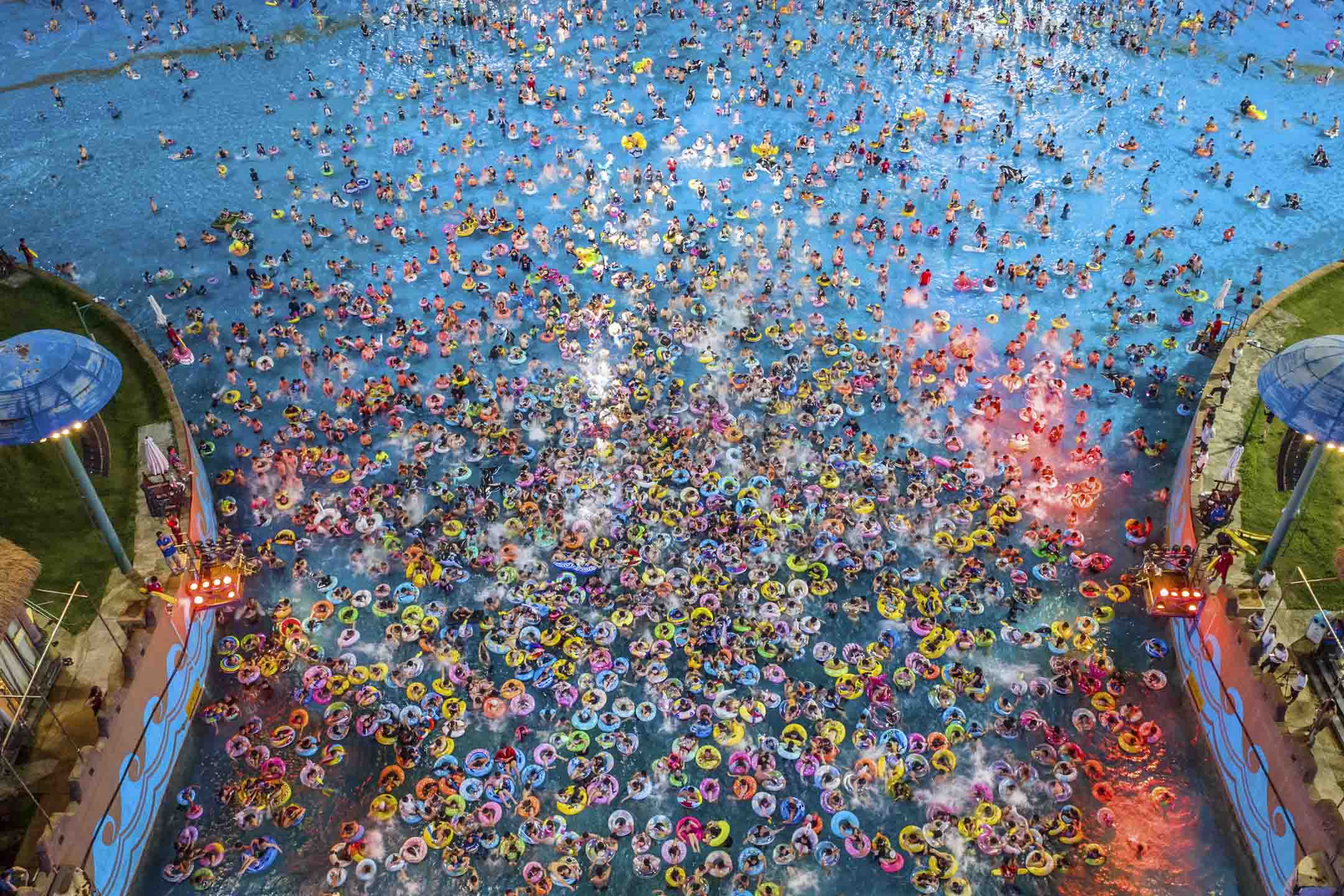 2023年7月8日,中国江苏,大批市民到水上公园玩乐。摄:VCG/VCG via Getty Images