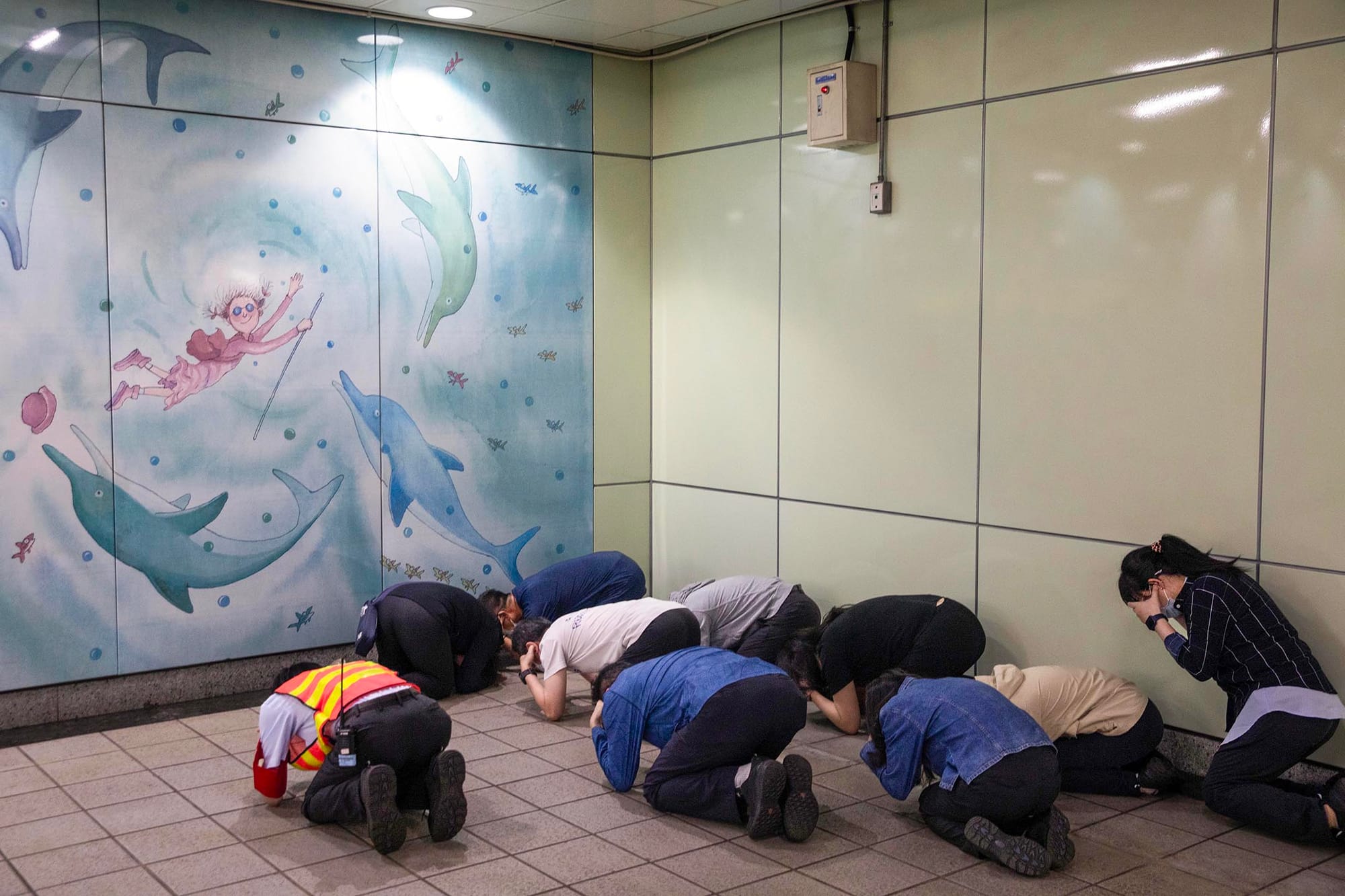 2023年7月24日,台北,万安演习期间,民众在捷运站内演习。摄:陈焯𪸩/端传媒