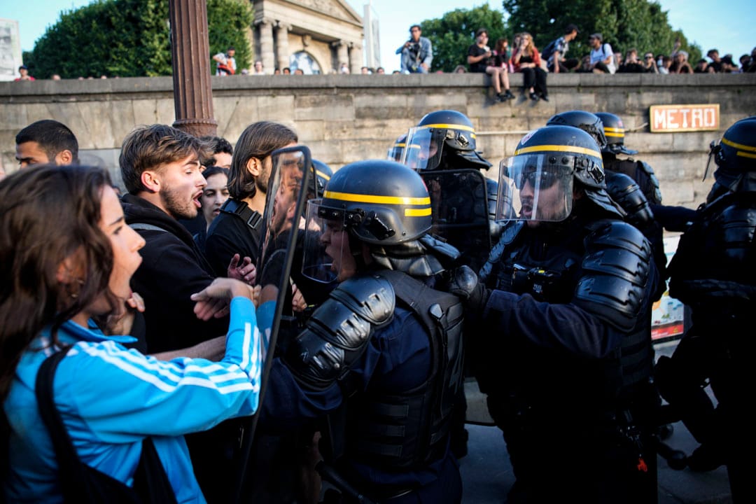 2023年6月30日，法國巴黎，一名17歲青少年被警察槍殺，引發全國騷亂並與警察發生衝突。攝：Lewis Joly/AP/達志影像