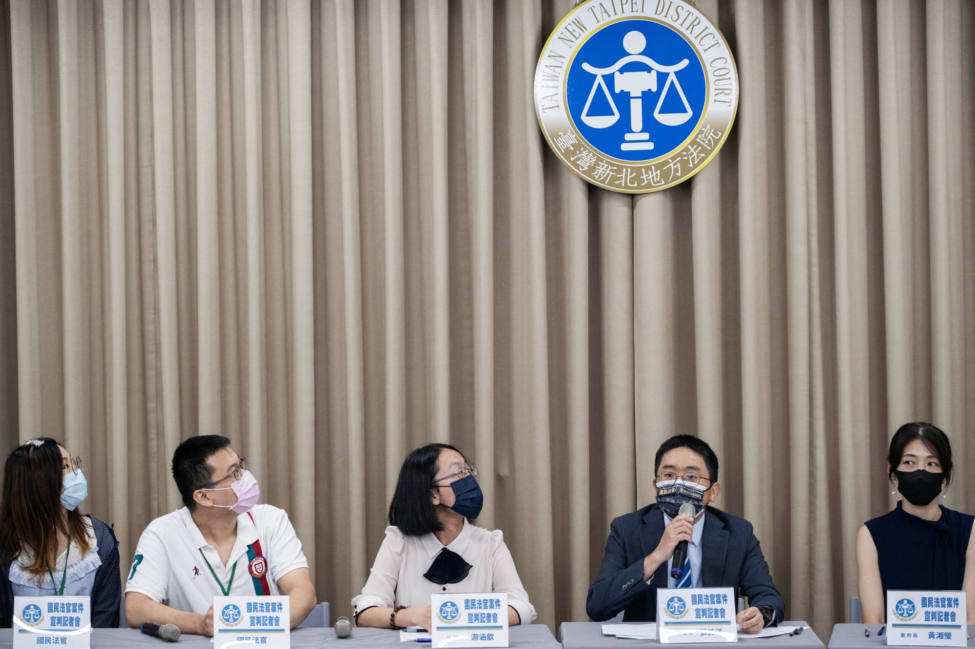 2023年7月21日，臺灣新北地方法院，台灣司法史上首起國民法官參與審判案件作成判決，宣判後舉行記者會。攝：陳焯煇/端傳媒