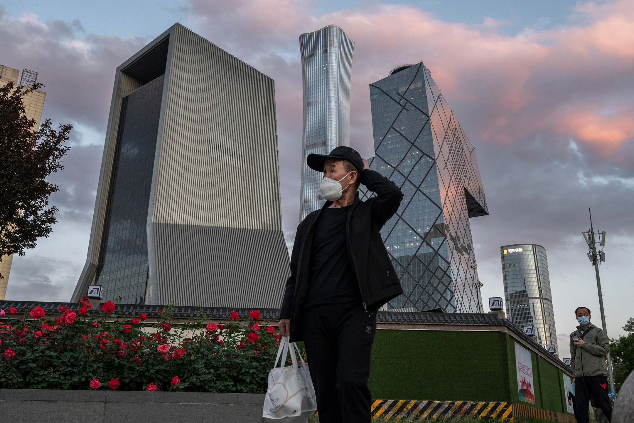 2022年5月12日，中國北京，一名男子在中央商務區前經過。攝：Kevin Frayer/Getty Images
