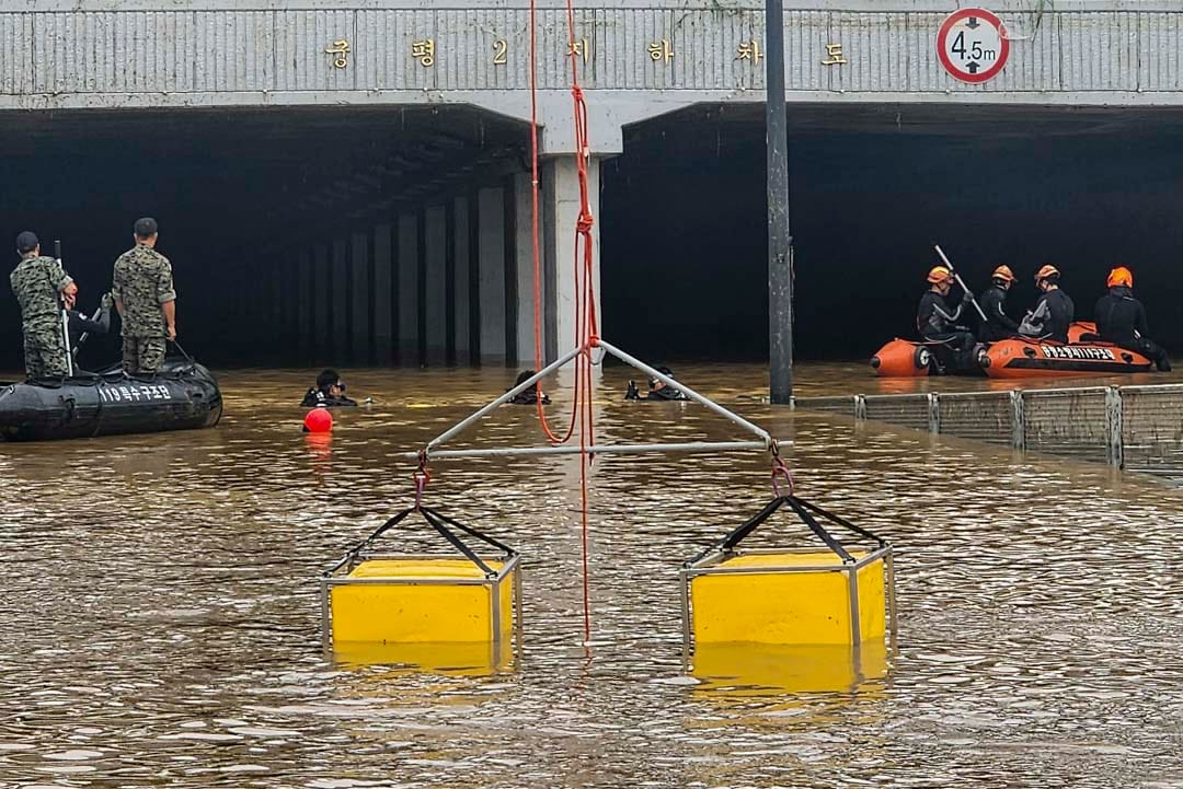 2023年7月16日，韓國，消防員正在被洪水淹沒的隧道，搜救失蹤者。攝：South Korea National Fire Agency via Getty Images