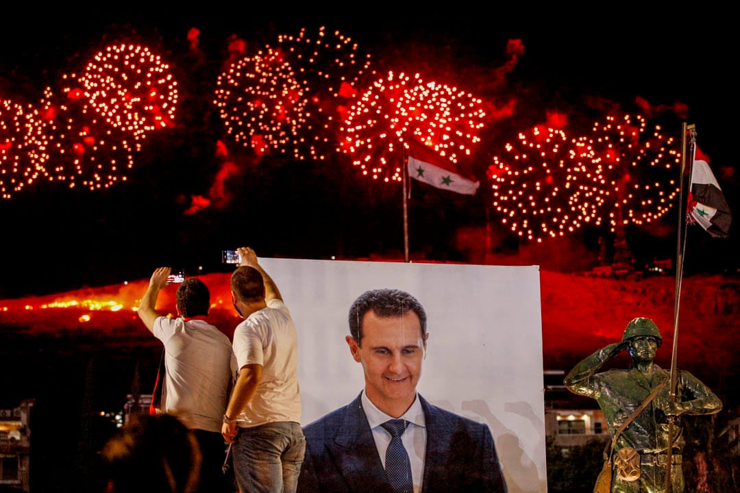 2021年5月27日，敘利亞大馬士革，總統選舉結果宣布阿薩德贏得第四個任期後，他的支持者在慶祝。攝：Omar Sanadiki/AP/達志影像