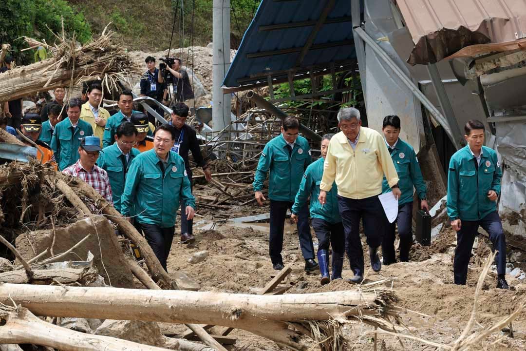 2023年7月17日，韓國，總統尹錫烈到災區視察救援情況。攝：Jin Sung-chul/Yonhap via AP/達志影像