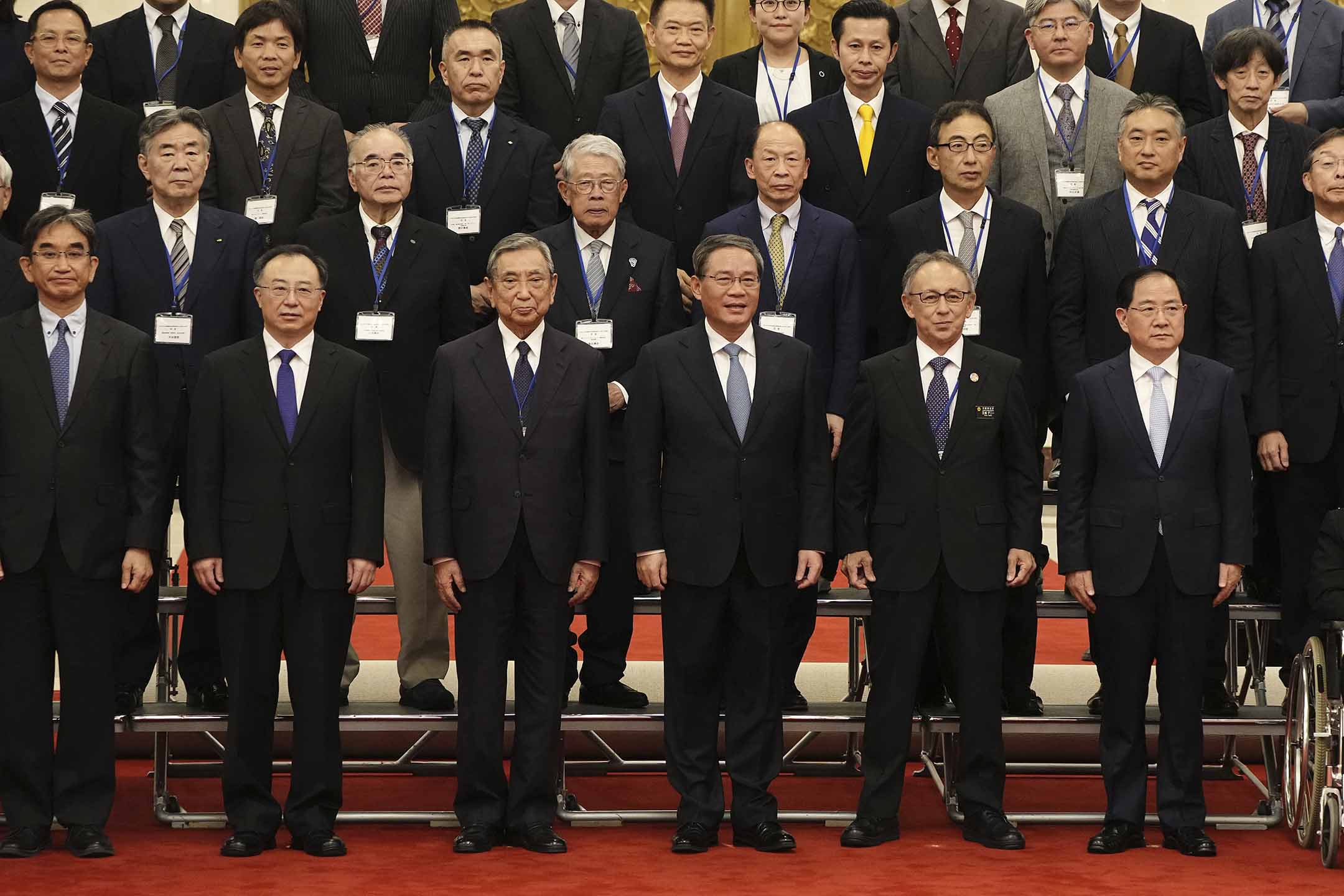 2023年7月5日,中国北京人民大会堂,中国国务院总理李强(右三)、国际贸易促进协会会长河野洋平(左三)、冲绳县知事玉城丹尼(右二)等与会人员合影。摄:The Yomiuri Shimbun via AP Images/达志影像