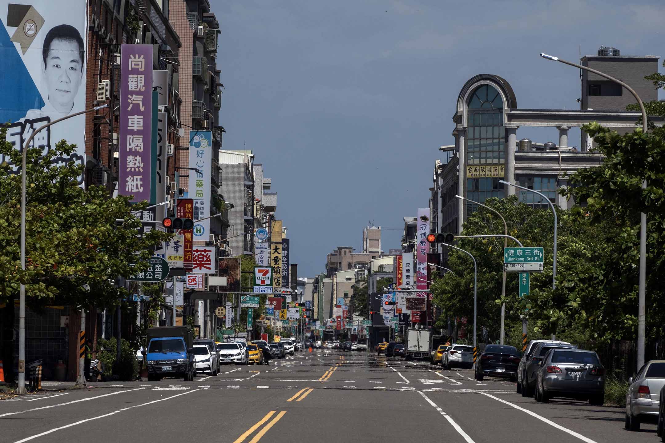 2023年7月25日,台南,万安演习,空无一人的街道。摄:陈焯𪸩/端传媒