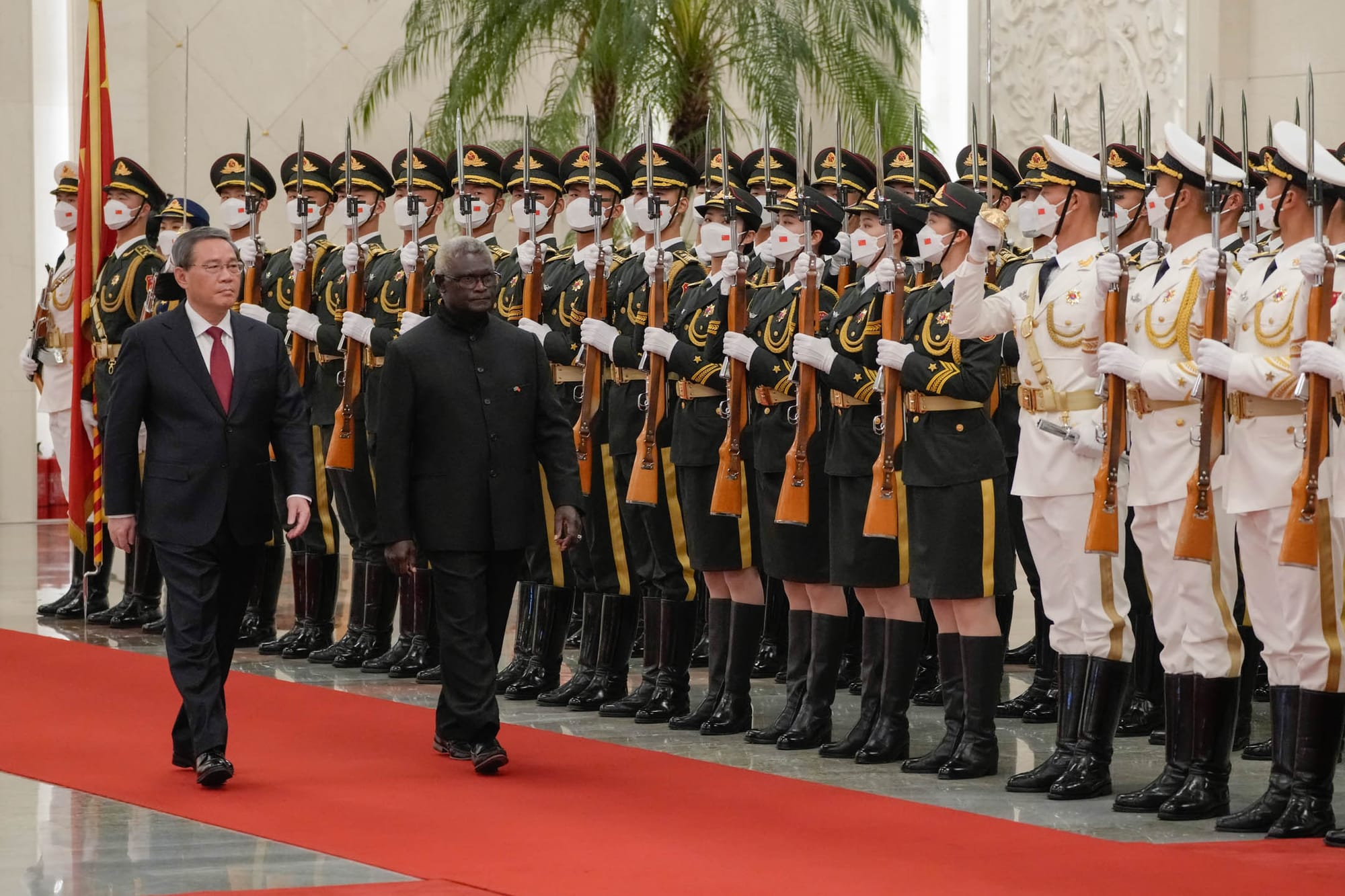 2023年7月10日,中国北京,所罗门群岛总理索加瓦雷与国家总理李强,在欢迎仪式上检阅仪仗队。摄:Andy Wong/Pool via AP/达志影像