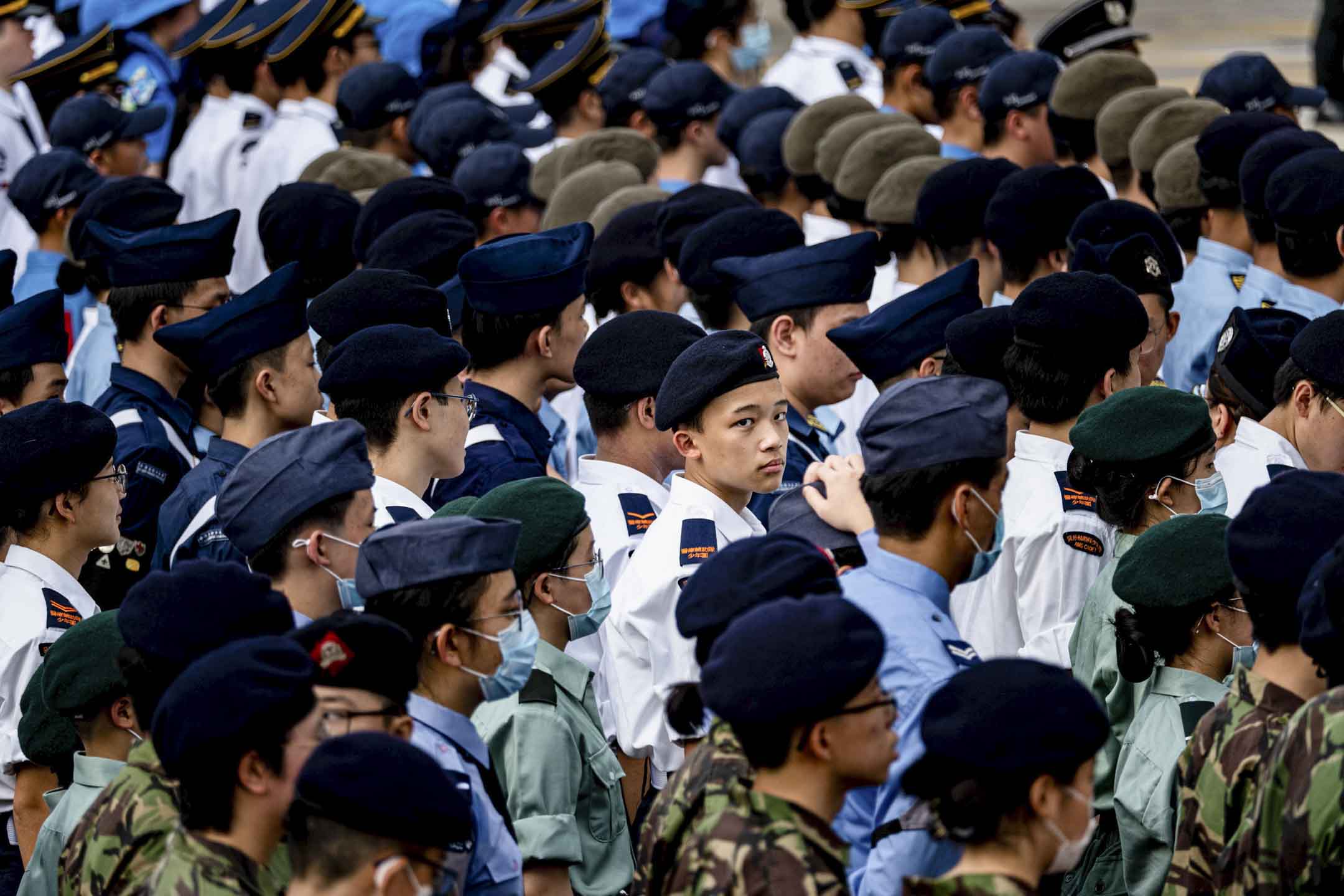2023年7月1日,湾仔金紫荆广场,来自制服团体的学生列队,参与升旗仪式。摄:Ryan Lai/端传媒