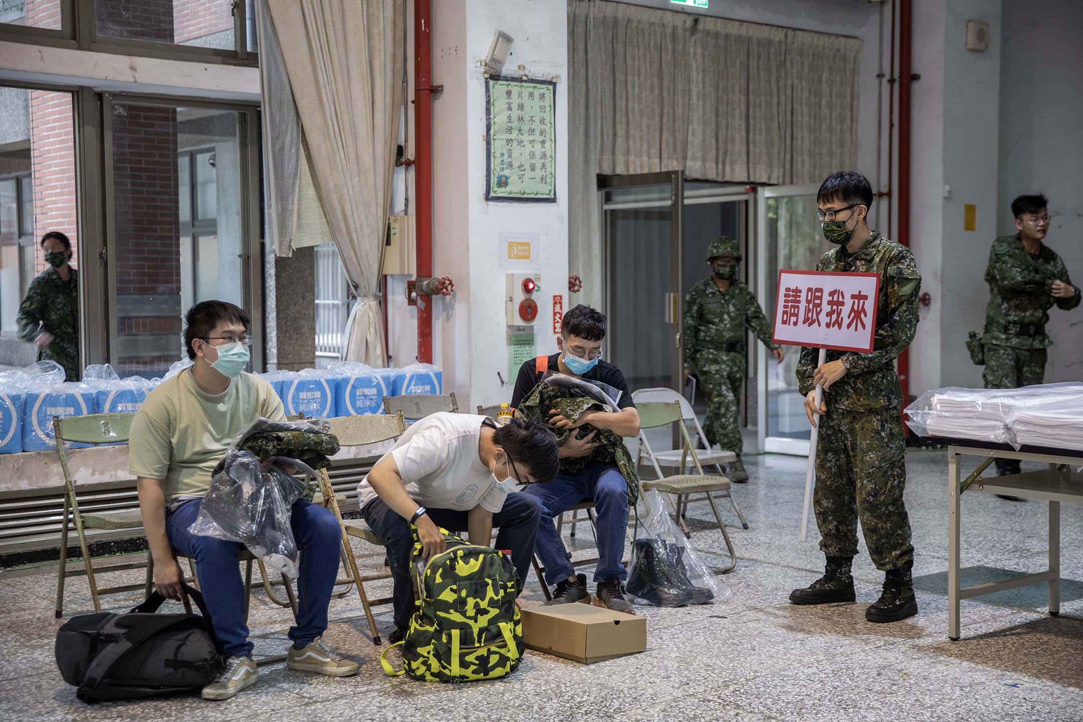 2023年7月24日,桃园,汉光演习期间,一批教召召员报到。摄:陈焯𪸩/端传媒