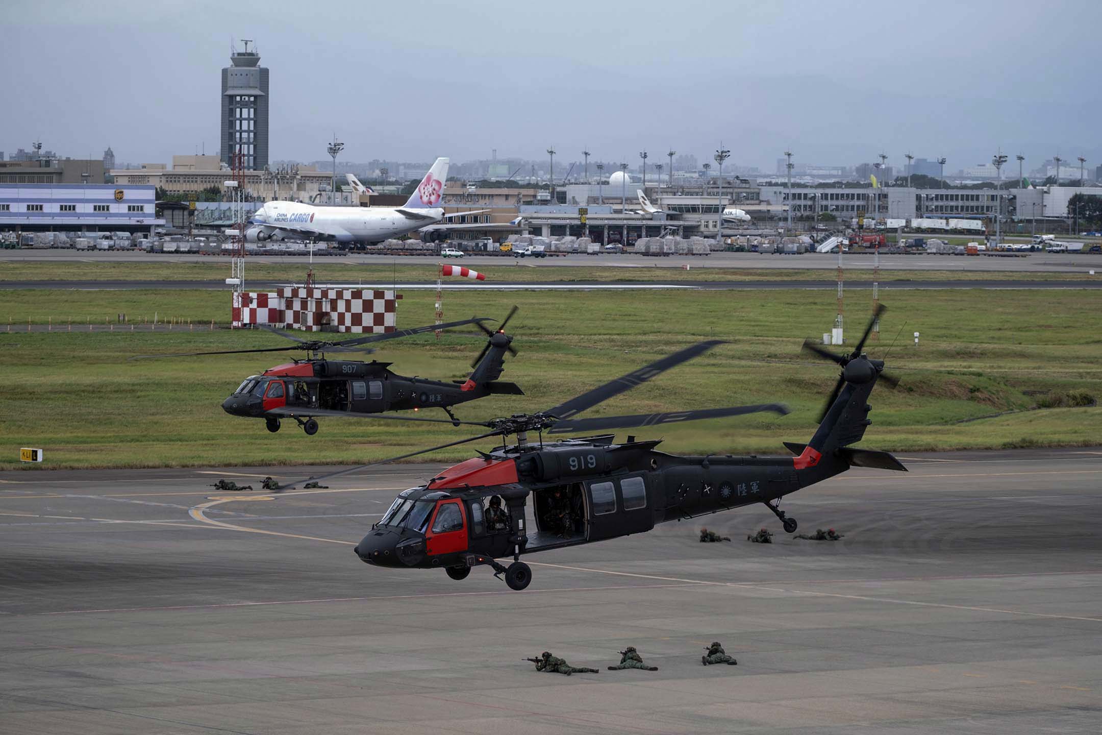2023年7月26日,桃园国际机场反空降演习。摄:陈焯𪸩/端传媒