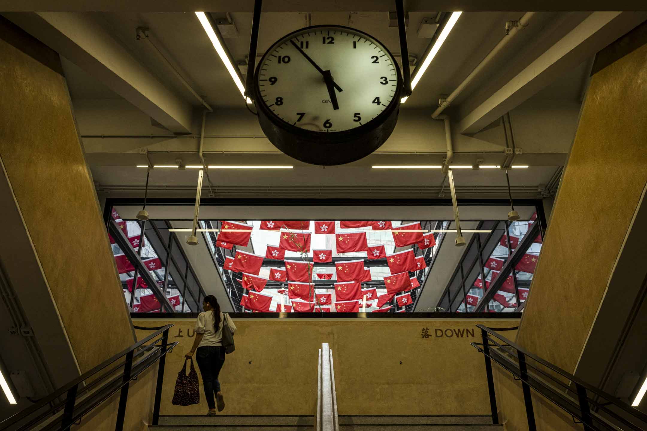 2023年月6月30日,中环街市内挂上国旗及区旗。摄:陈焯煇/端传媒