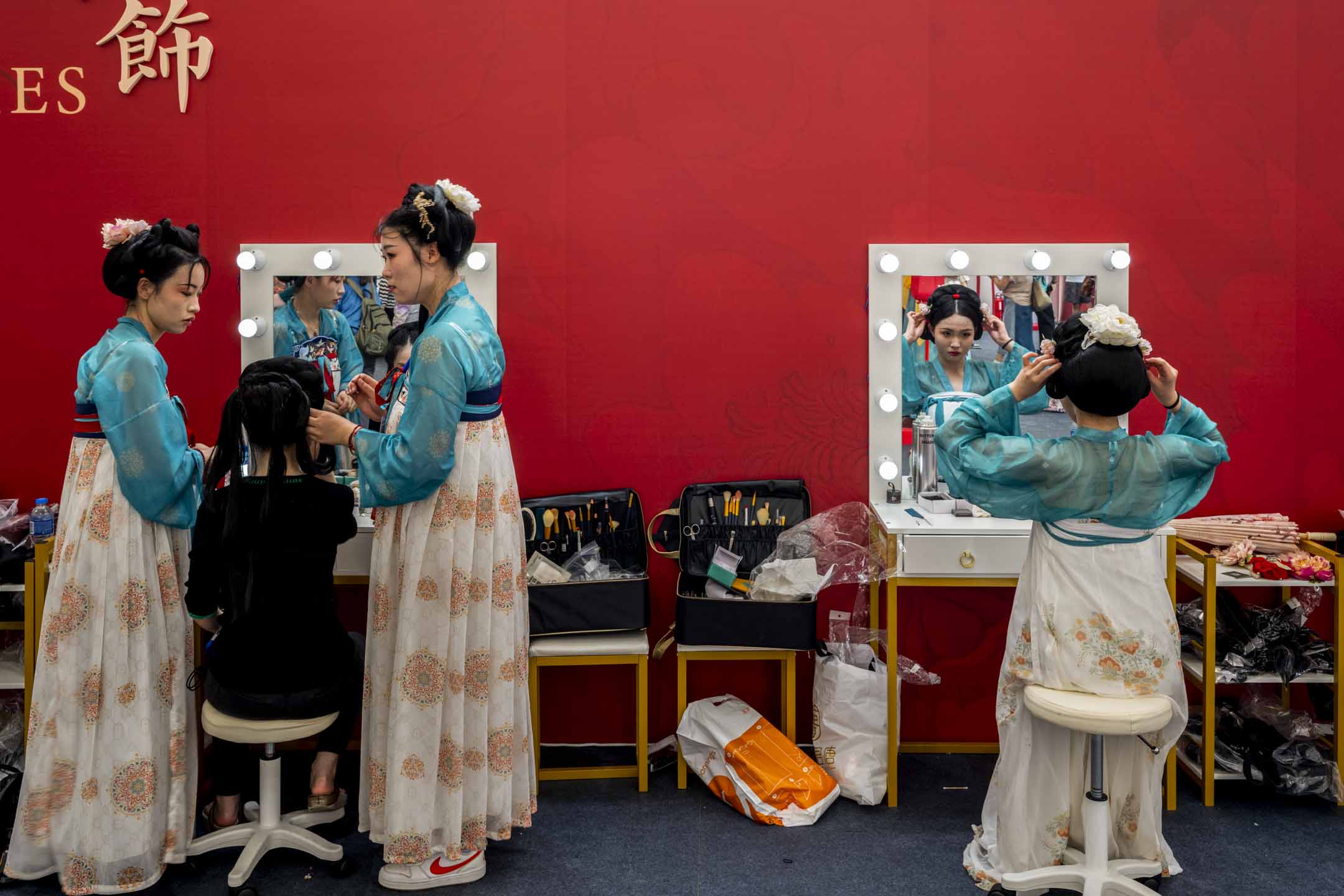 2023年6月30日,维园“庆祝香港回归祖国二十六周年”庆祝活动,现场有华服体验展区,精选近150套唐服供市民穿着体验。摄:林振东/端传媒