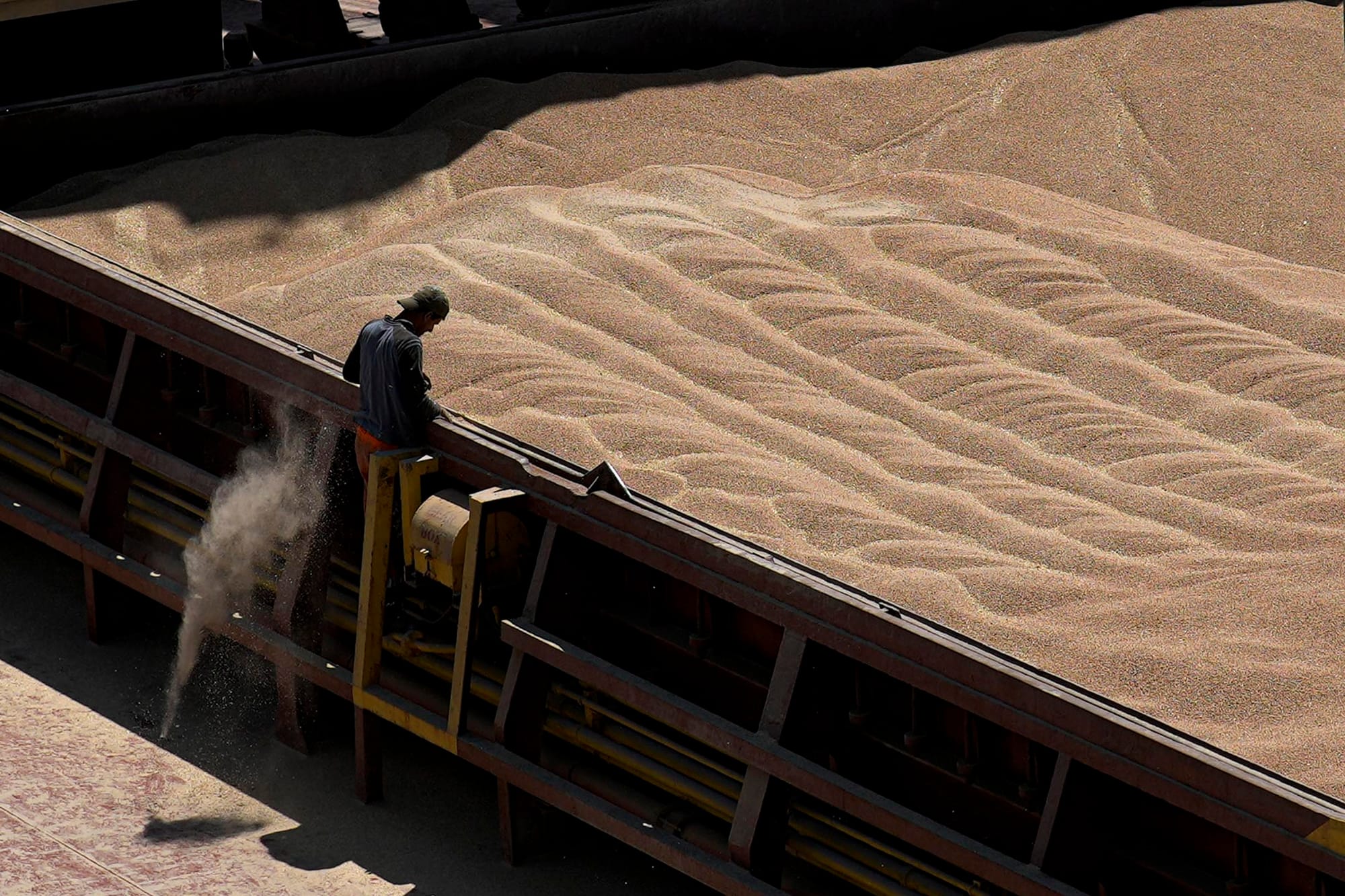 2022年6月21日,罗马尼亚康斯坦察黑海港口,罗马尼亚谷物装卸运营商的一名员工在监督乌克兰谷物由船上卸载。摄:Vadim Ghirda/AP/达志影像