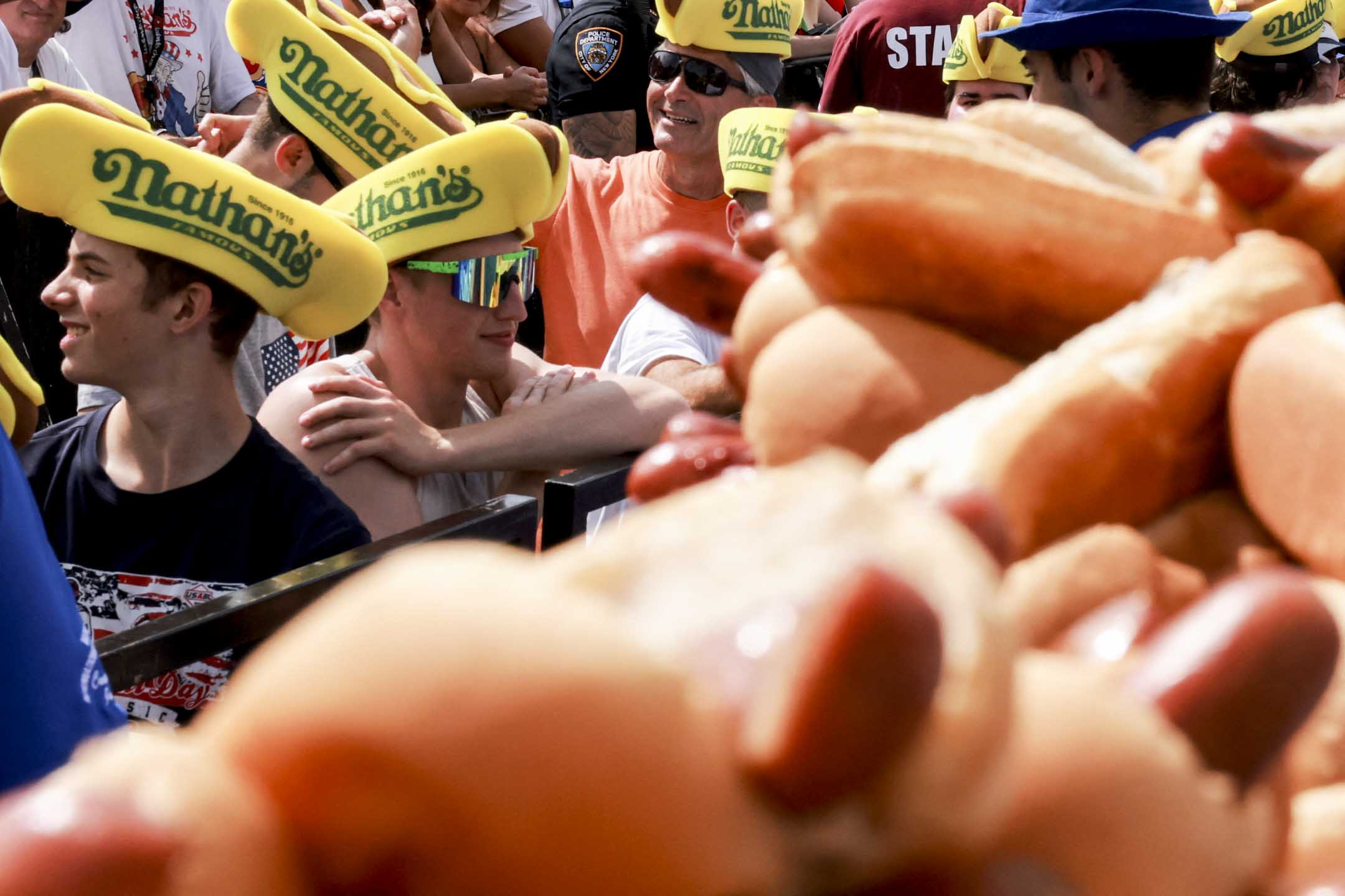 2023年7月4日,美国纽约市,人们在国庆节参加国际热狗吃大赛。摄:Amr Alfiky/Reuters/达志影像