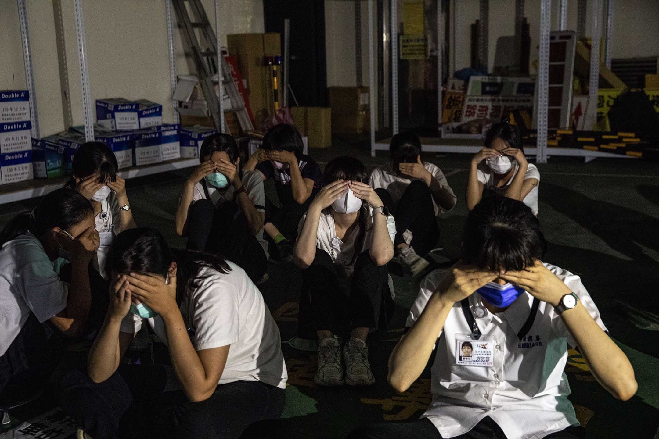 2023年7月25日,台南,万安演习,民众在停车场内。摄:陈焯𪸩/端传媒