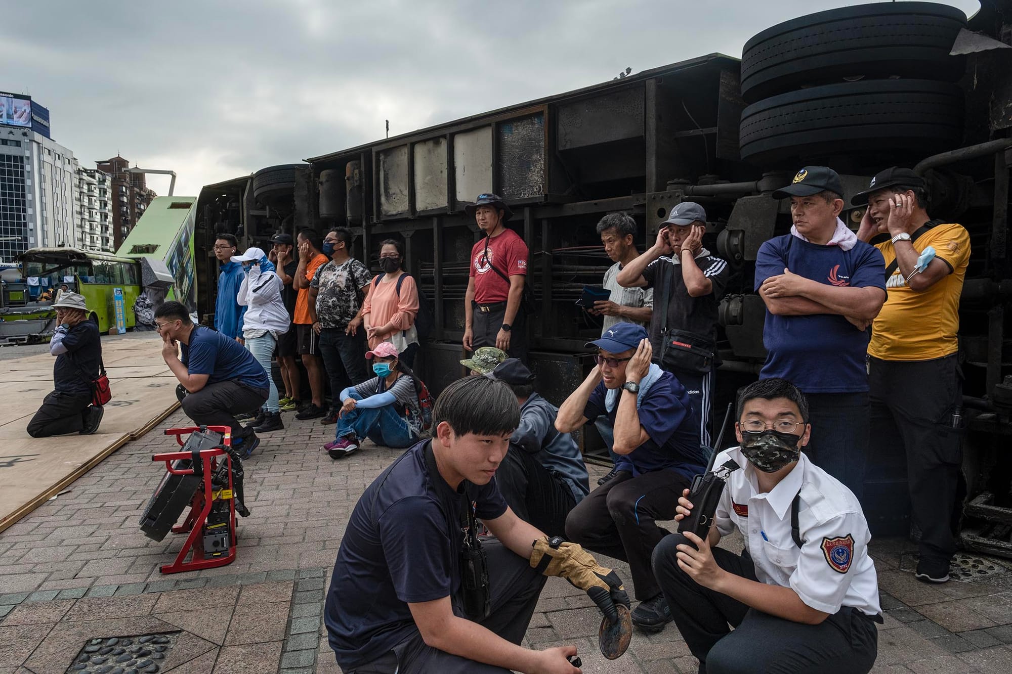2023年5月4日,台北,民安9号演习,参与的民众在休息。摄:陈焯𪸩/端传媒