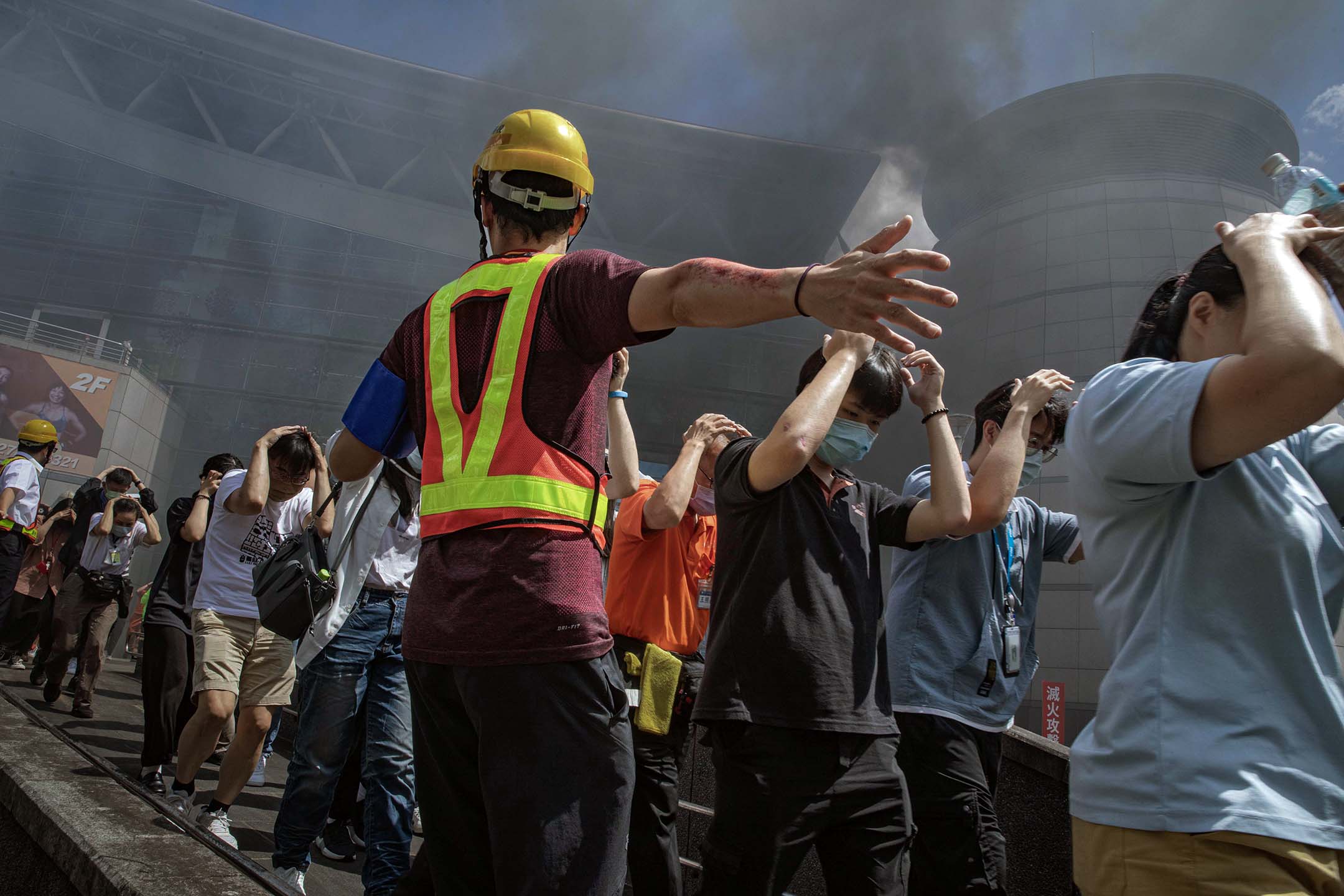 2023年7月24日,台北,万安演习期间,台北市纳入灾害应变,模拟南港车站遭飞弹攻击。摄:陈焯𪸩/端传媒